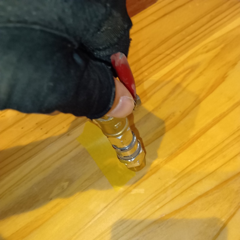 床にシロアリ駆除剤を注入