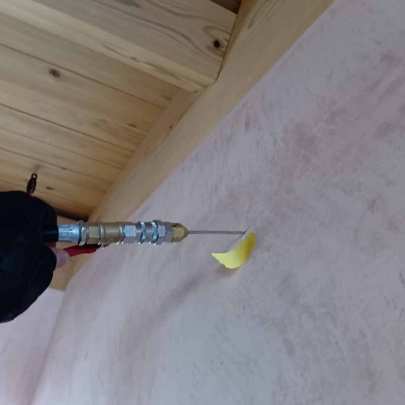 壁にシロアリ駆除剤を注入