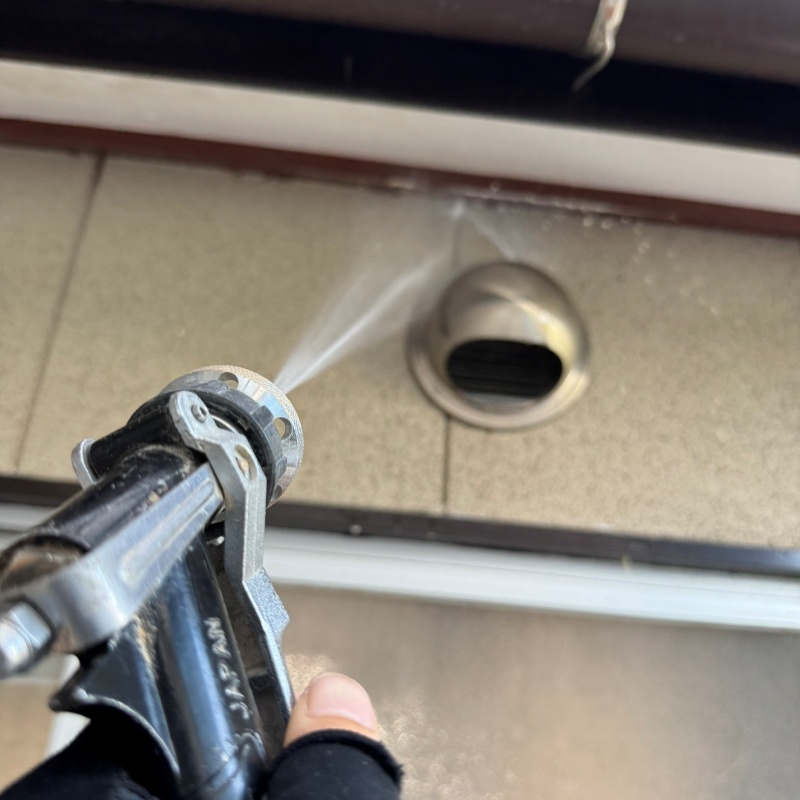 建物の外周にシロアリ駆除剤を散布