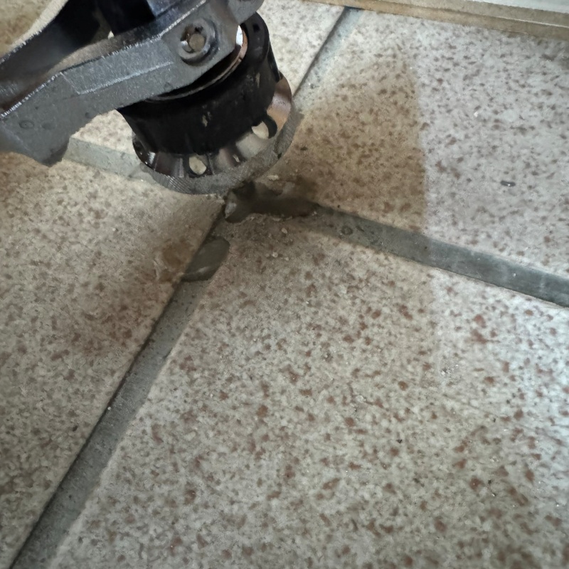 床にシロアリ駆除剤を注入