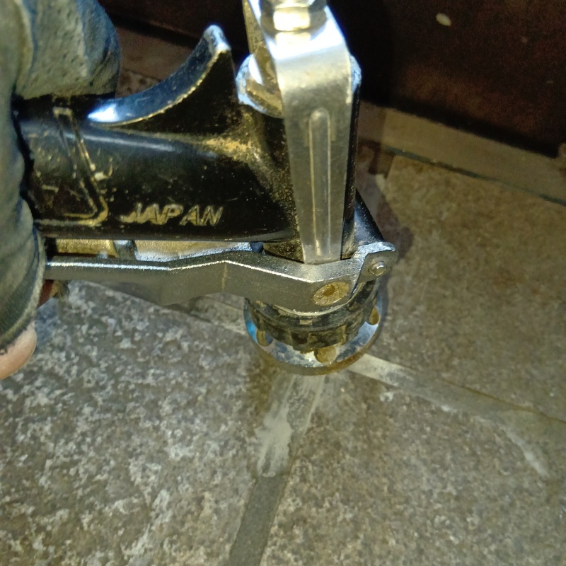 床にシロアリ駆除剤を注入