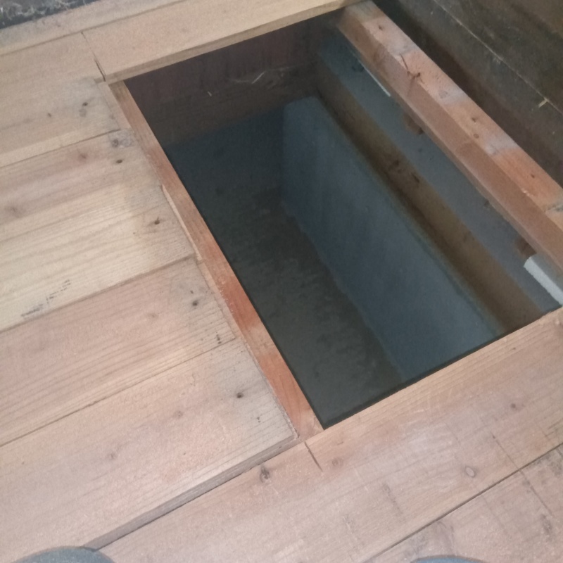 床板を切り抜いた様子