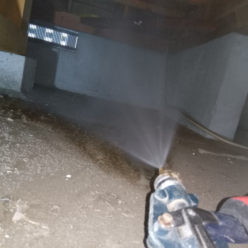 床下の木材にシロアリ駆除剤を散布