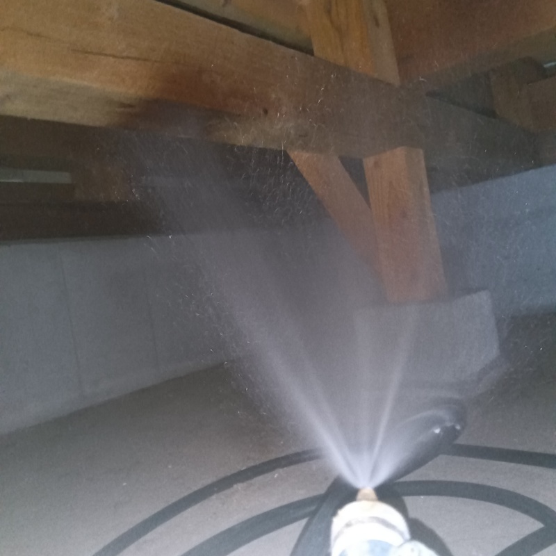 床下の木材にシロアリ駆除剤を散布