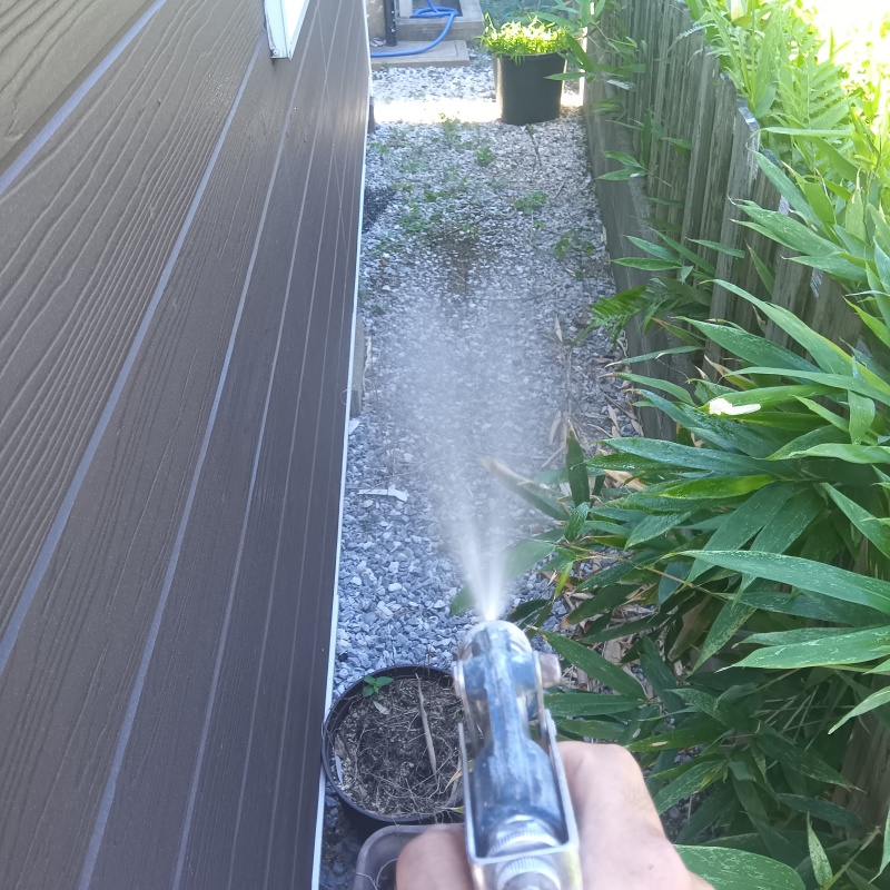 屋外の地面にシロアリ駆除剤を散布