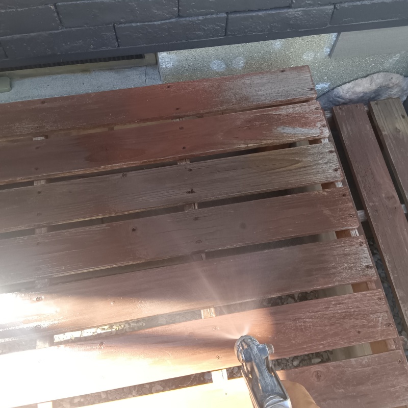 ウッドデッキにシロアリ駆除剤を散布