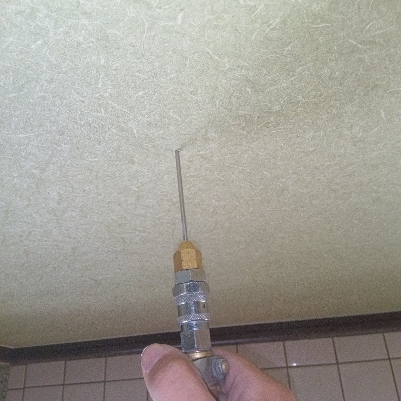 壁にシロアリ駆除剤を注入