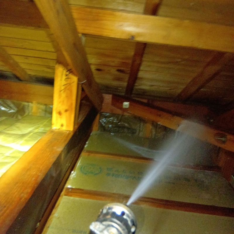 屋根裏にシロアリ駆除剤を散布