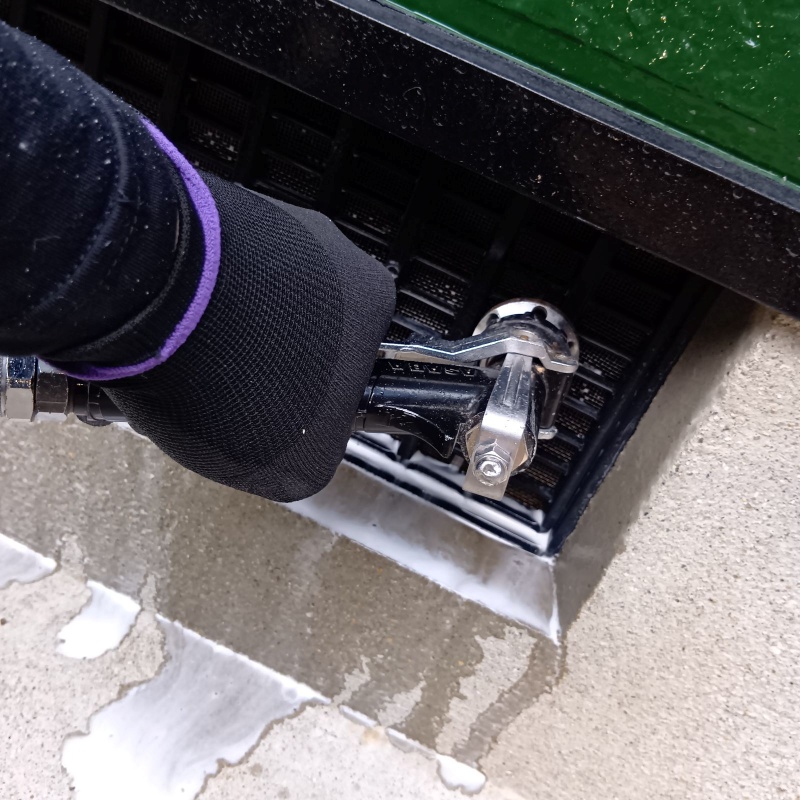 床下換気口からシロアリ駆除剤を散布