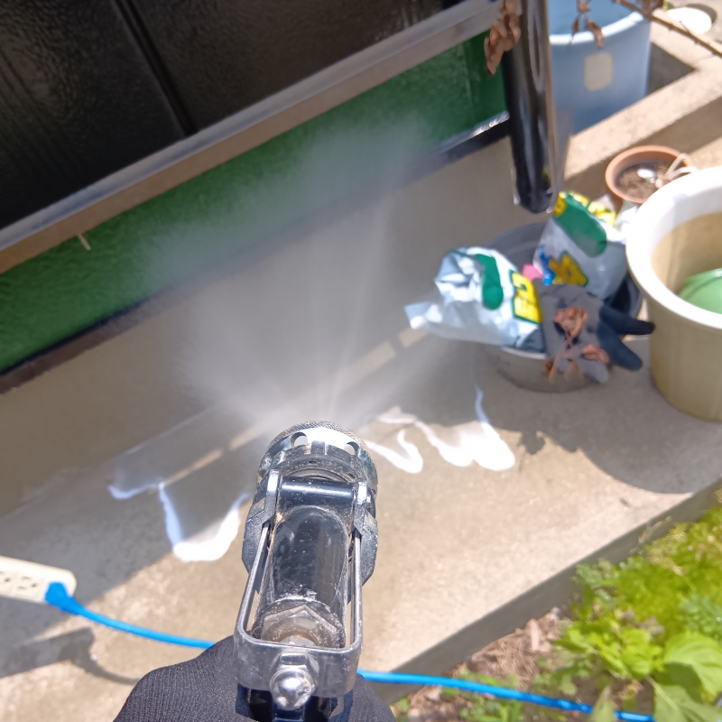 建物の外周にシロアリ駆除剤を散布