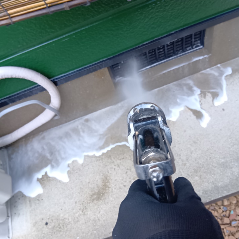 建物の外周にシロアリ駆除剤を散布