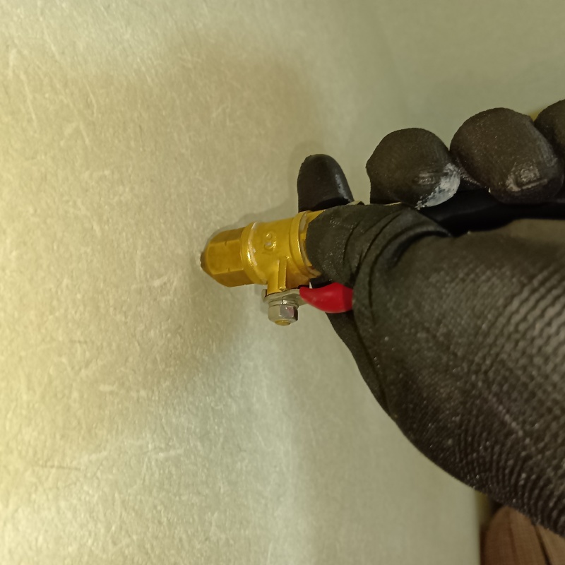 壁にシロアリ駆除剤を注入