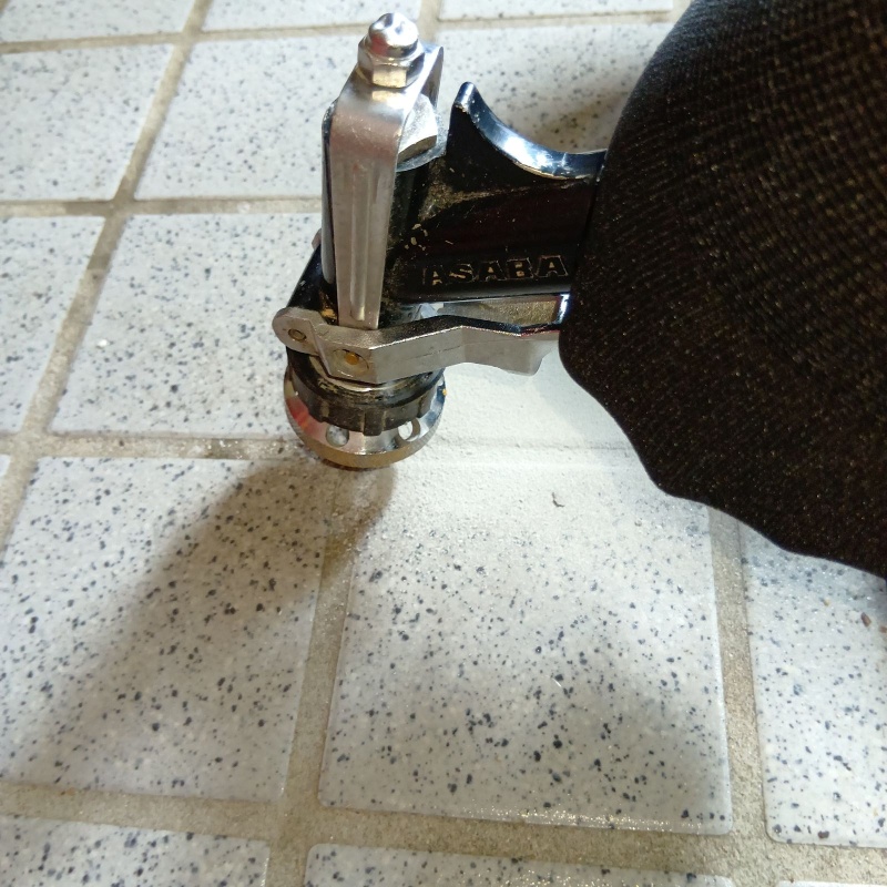 床にシロアリ駆除剤を注入