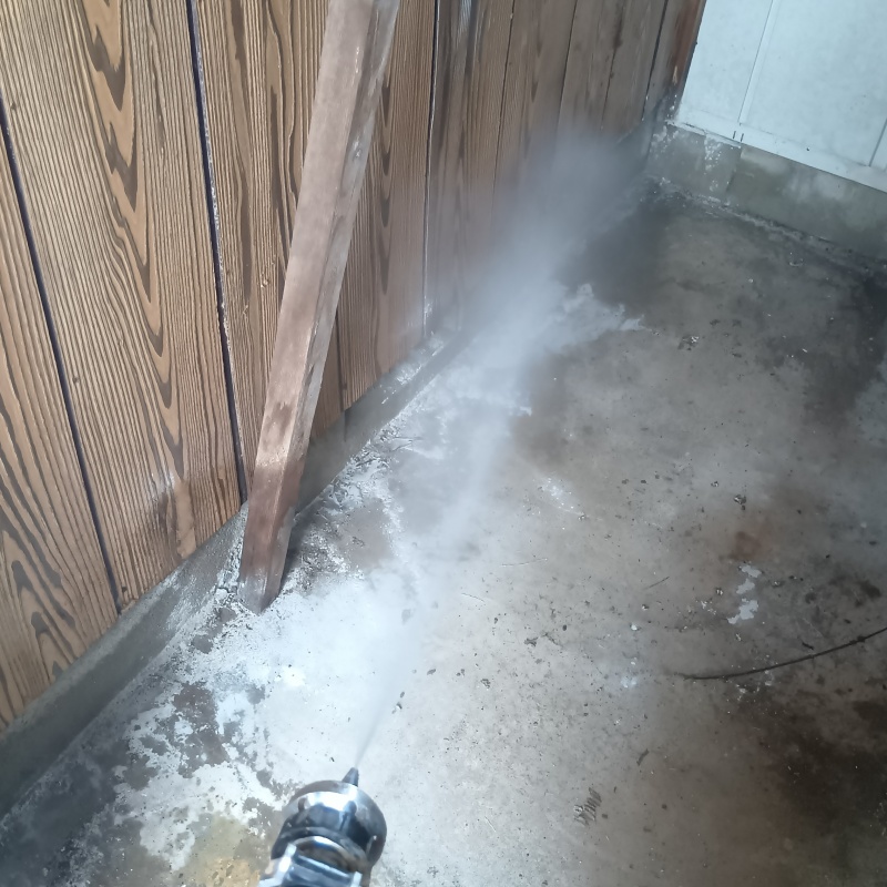 屋外の地面にシロアリ駆除剤を散布