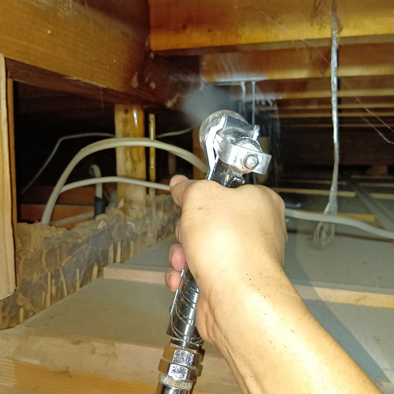 屋根裏にシロアリ駆除剤を散布