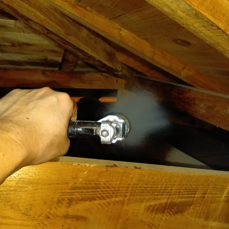 屋根裏にシロアリ駆除剤を散布