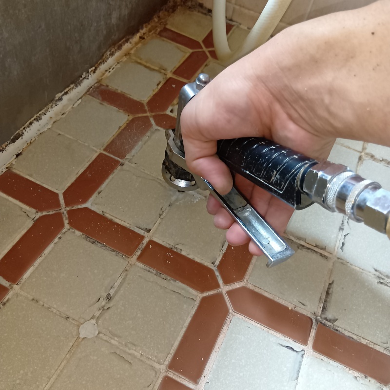 床にシロアリ駆除剤を注入