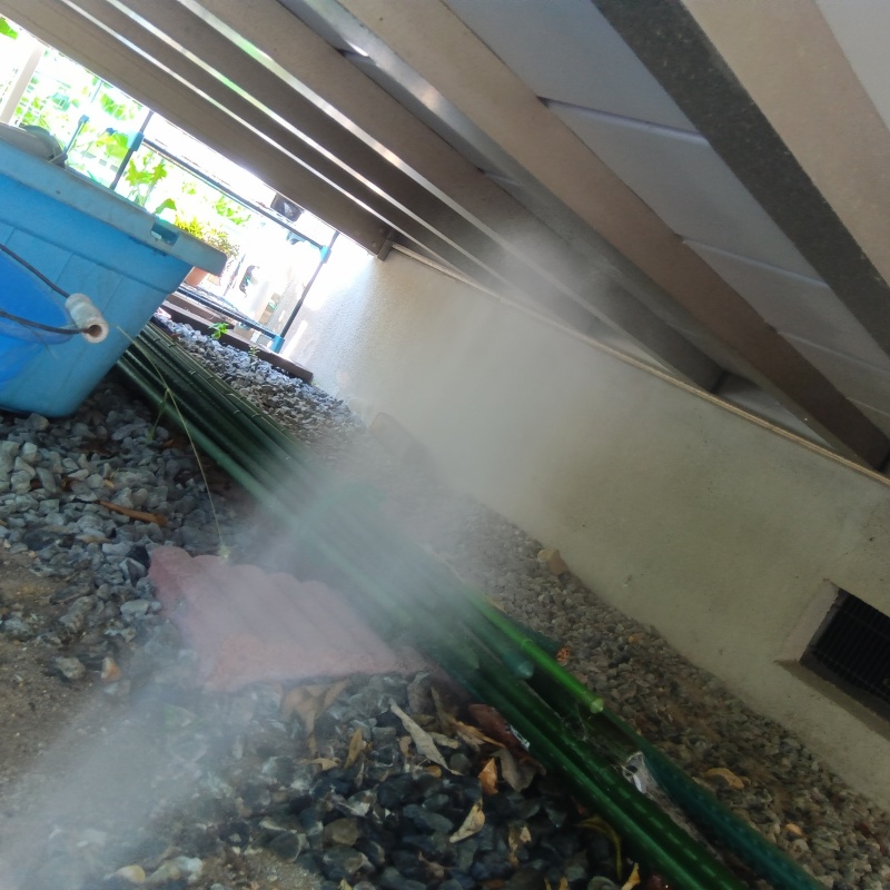 床下の木材に防蟻剤を散布