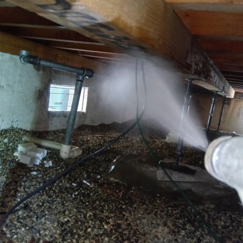 床下の木材に防蟻剤を散布