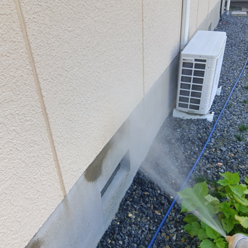 屋外の地面に防蟻剤を散布