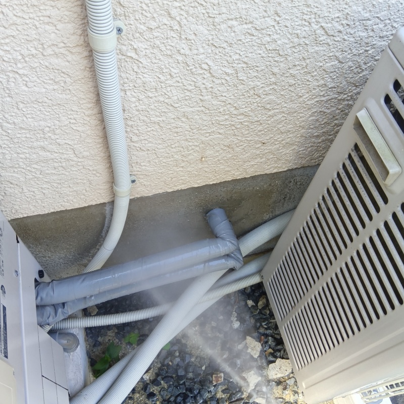 屋外の地面に防蟻剤を散布