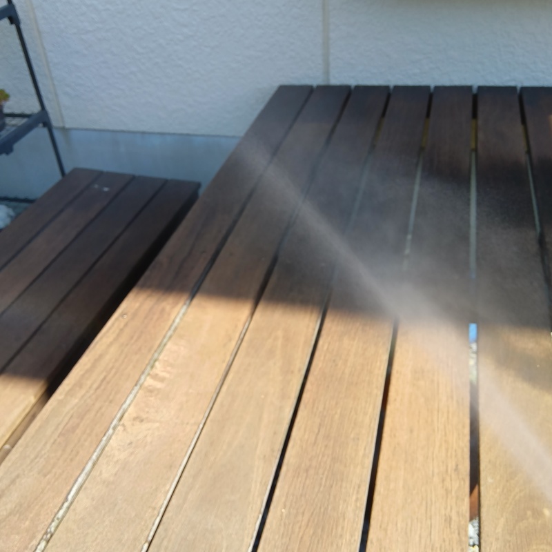 ウッドデッキに防蟻剤を散布