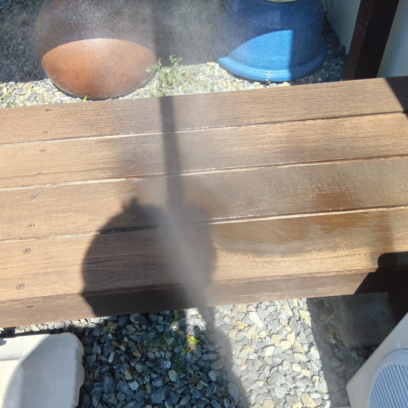 ウッドデッキに防蟻剤を散布