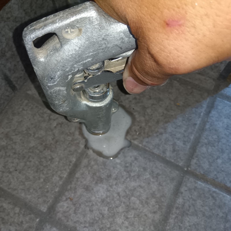 床に防蟻剤を注入