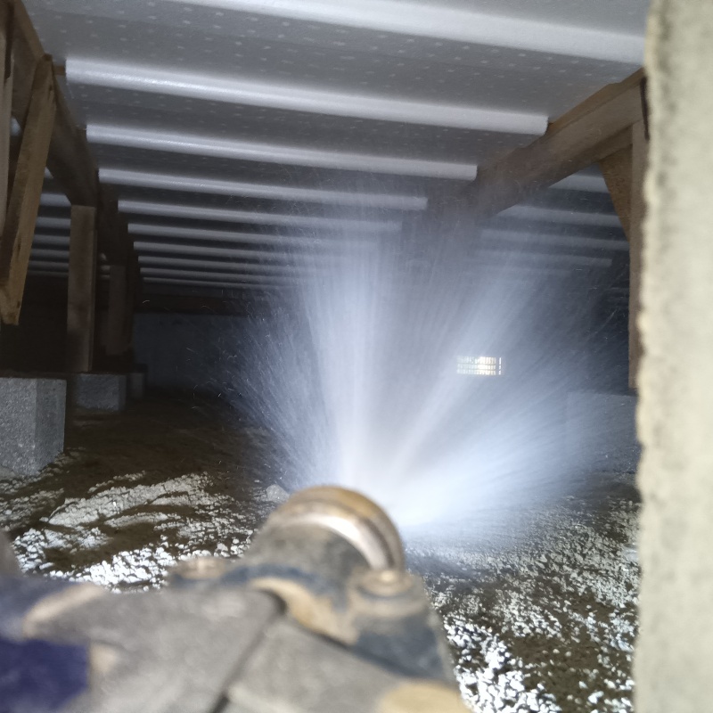 床下の木材に防蟻剤を散布