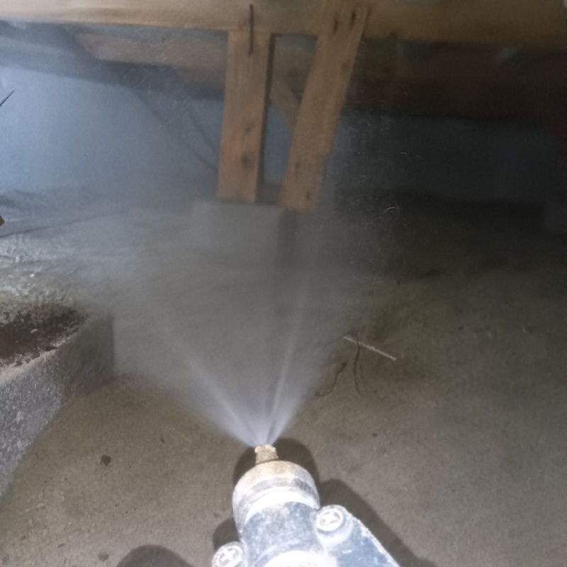 床下の木材に防蟻剤を散布