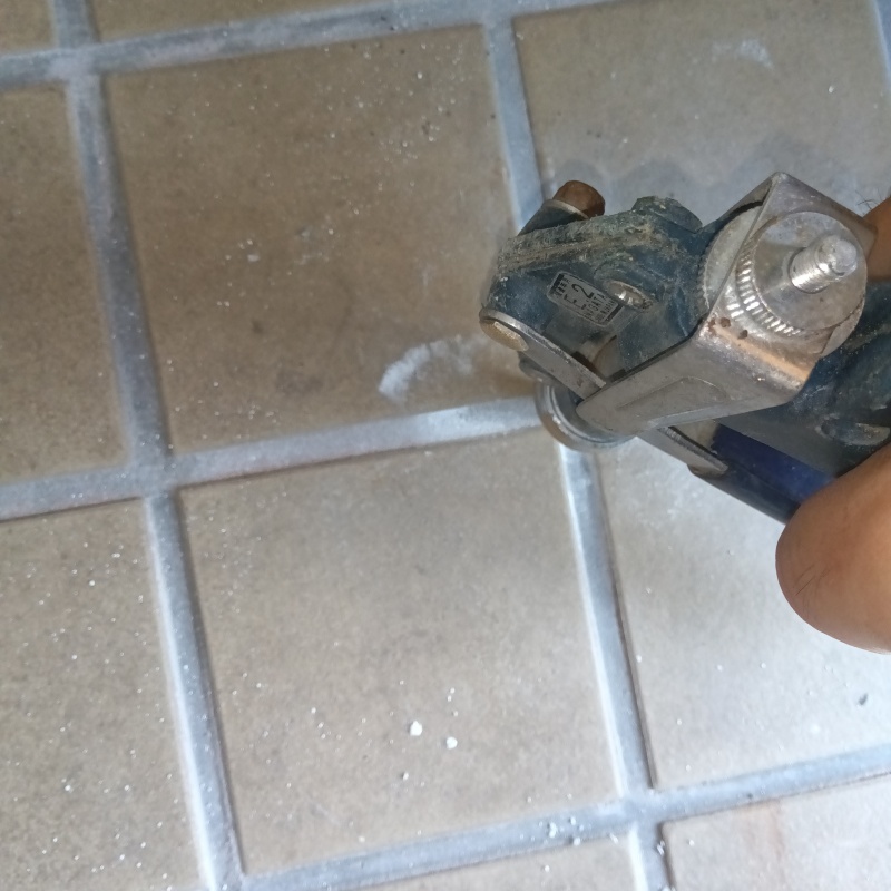 床に防蟻剤を注入