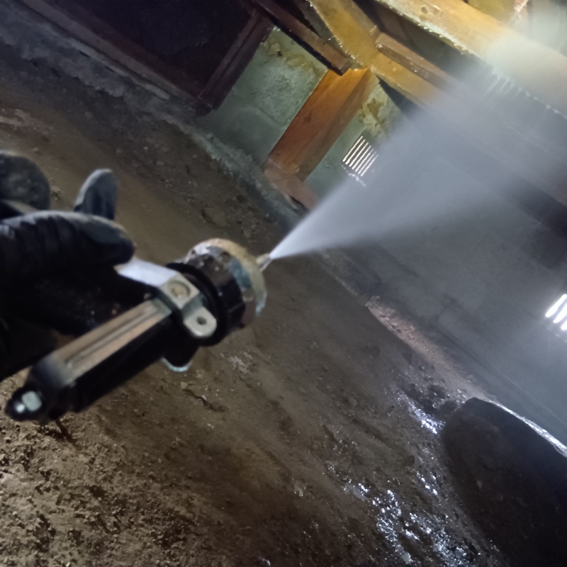 床下の木材にシロアリ駆除剤を散布