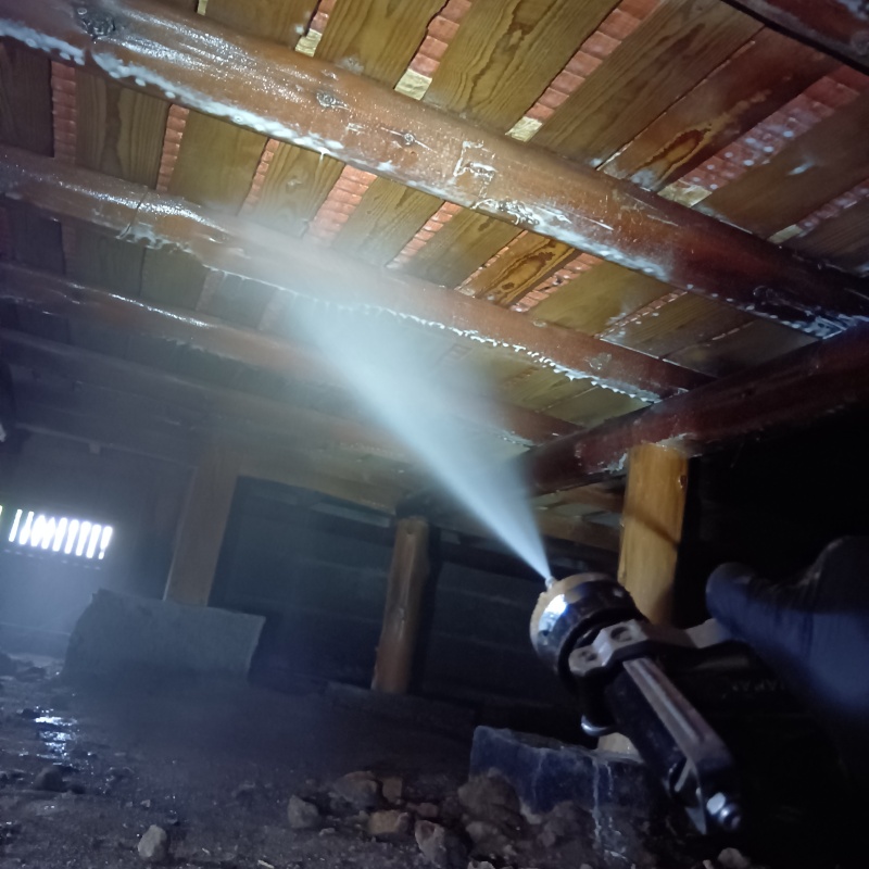 床下の木材にシロアリ駆除剤を散布