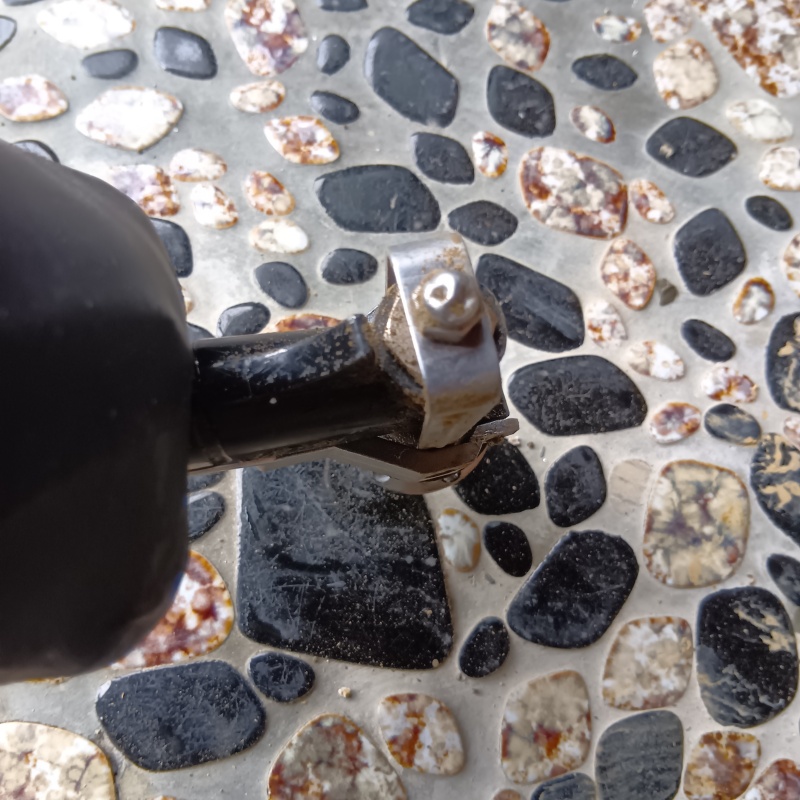 床にシロアリ駆除剤を注入