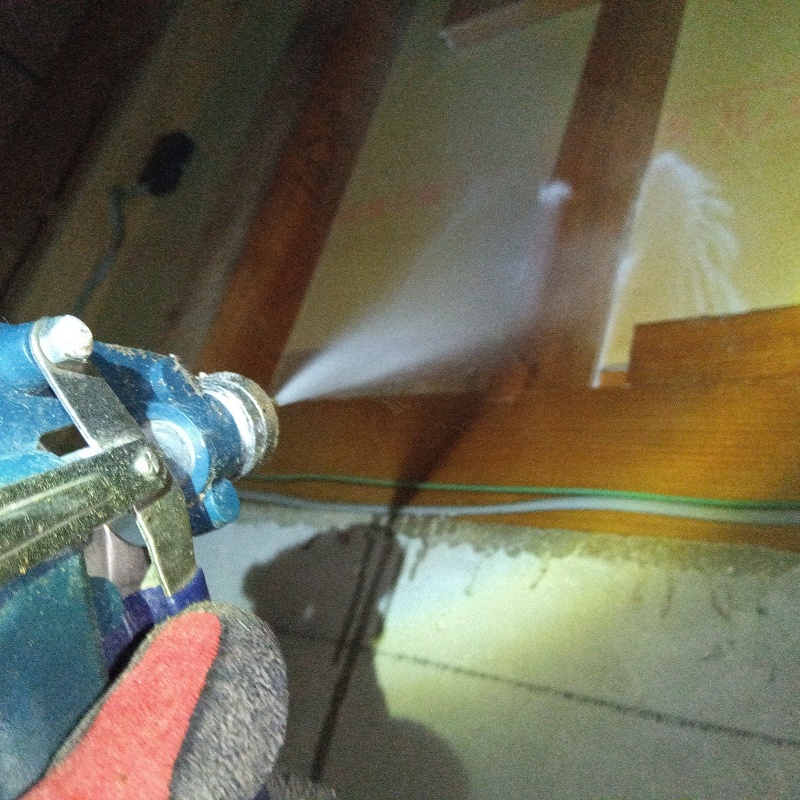 床下の木材にシロアリ駆除剤を散布