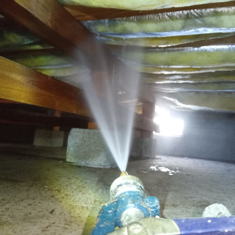 床下の木材にシロアリ駆除剤を散布