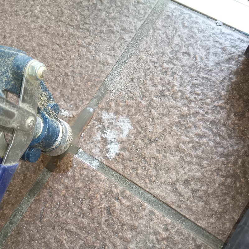 床にシロアリ駆除剤を注入