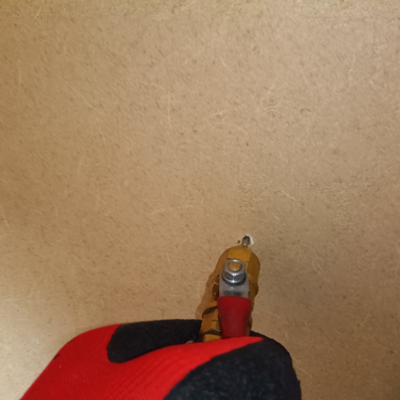 壁にシロアリ駆除剤を注入