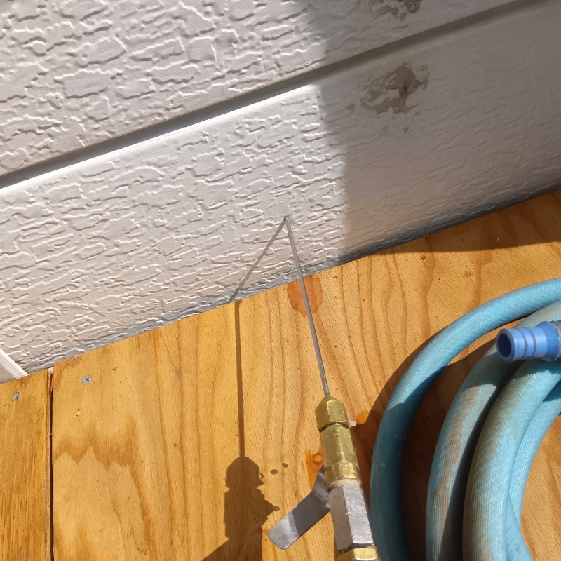 壁にシロアリ駆除剤を注入