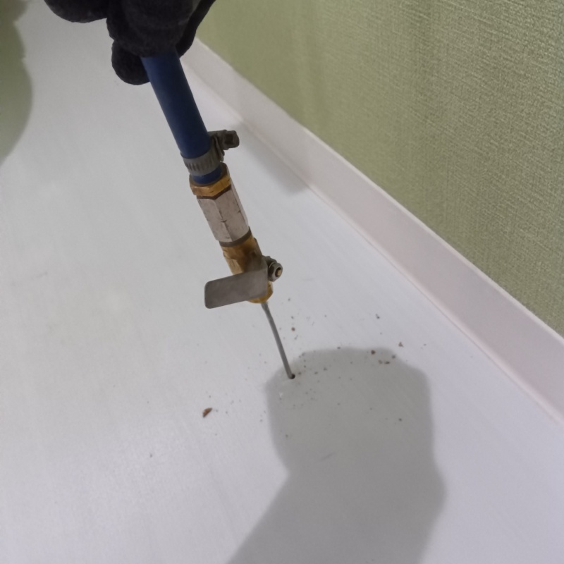 床にシロアリ駆除剤を注入