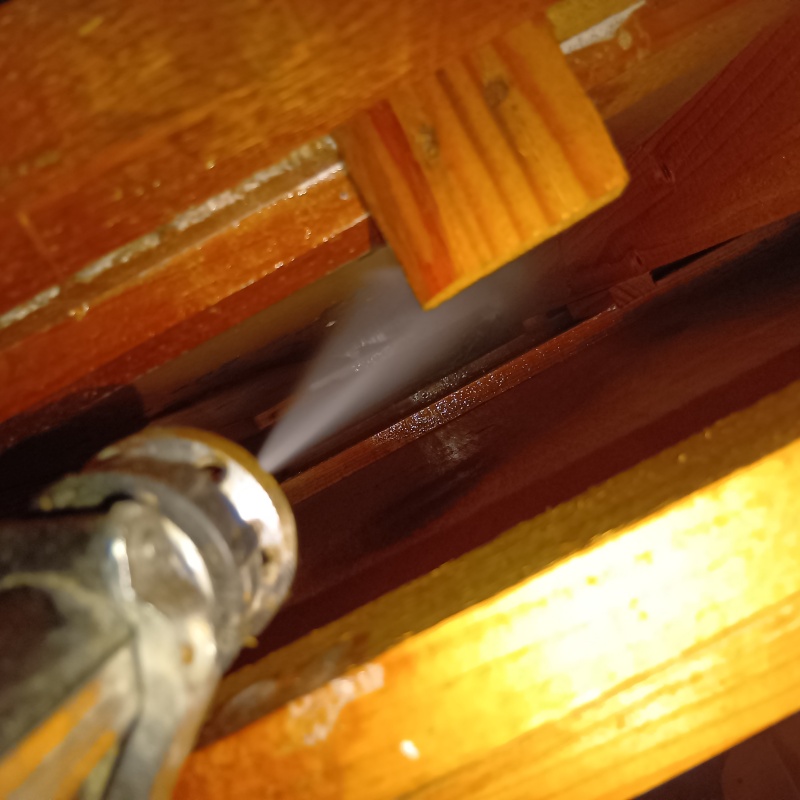 床下の木材にシロアリ駆除剤を散布