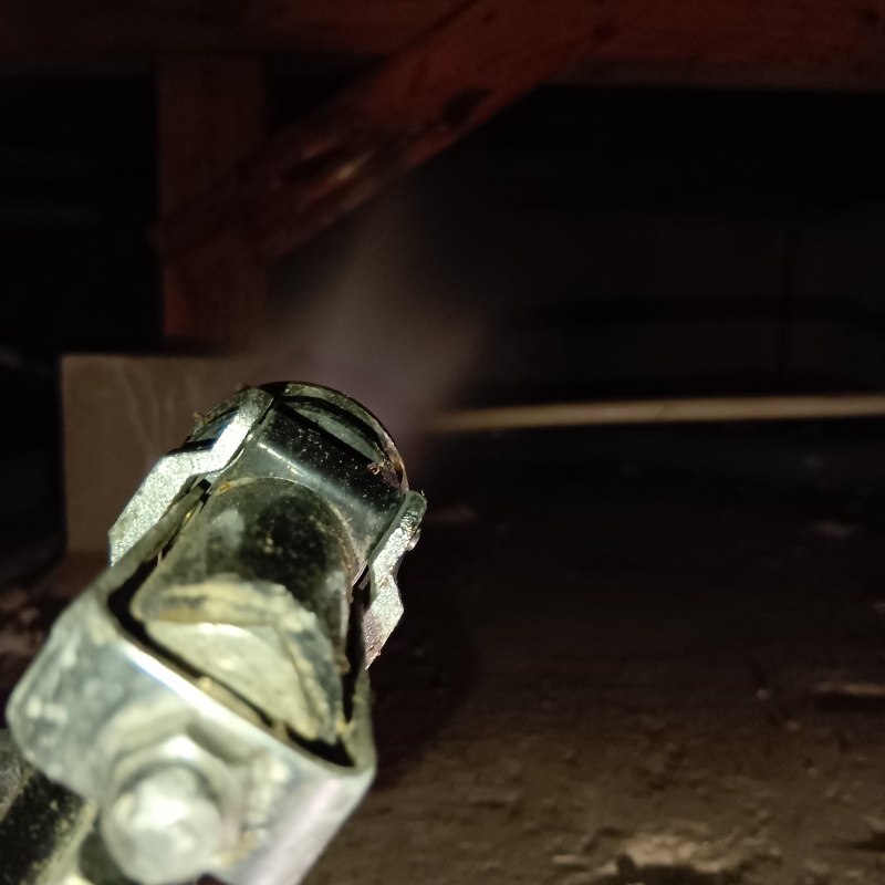 床下の木材にシロアリ駆除剤を散布