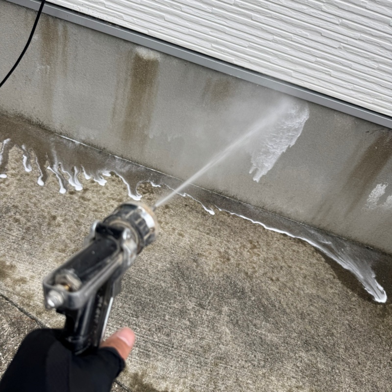 建物の外周にシロアリ駆除剤を散布