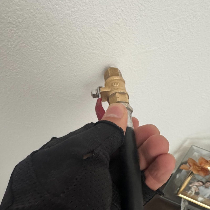 壁にシロアリ駆除剤を注入