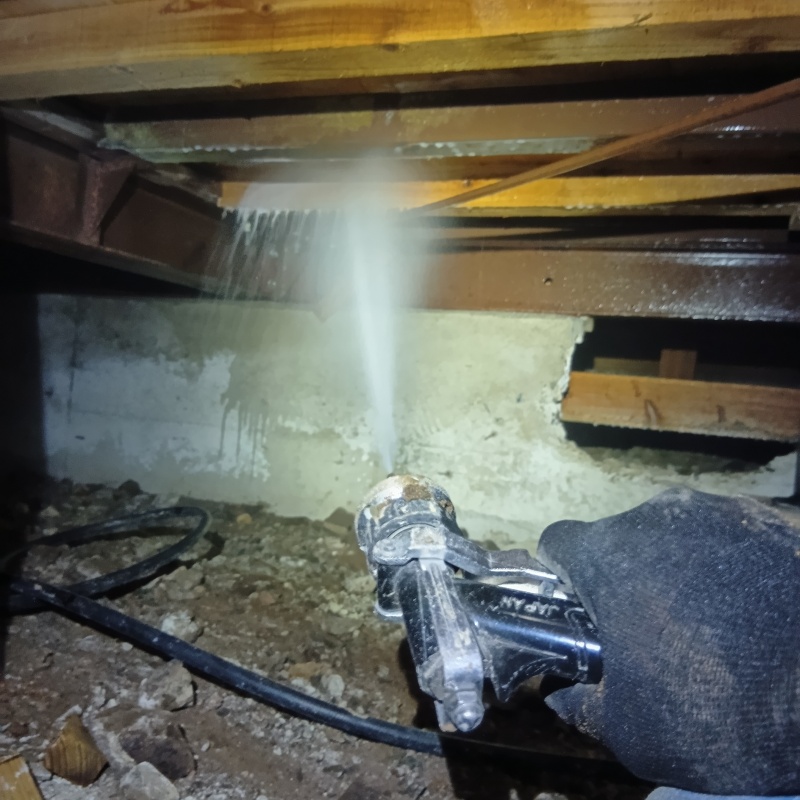 床下の木材にシロアリ駆除剤を散布