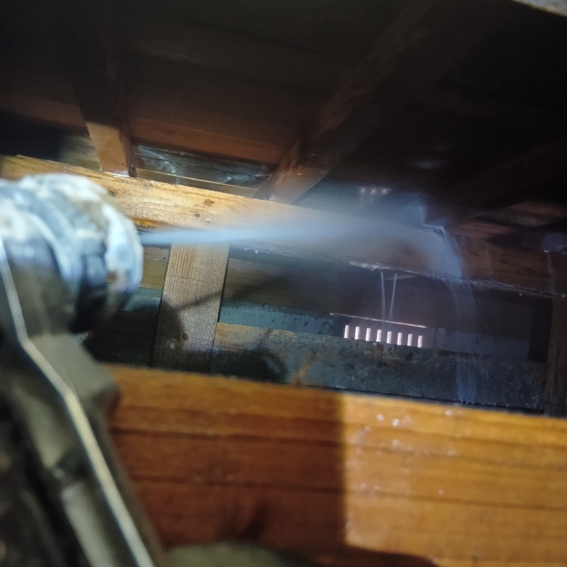 床下の木材にシロアリ駆除剤を散布