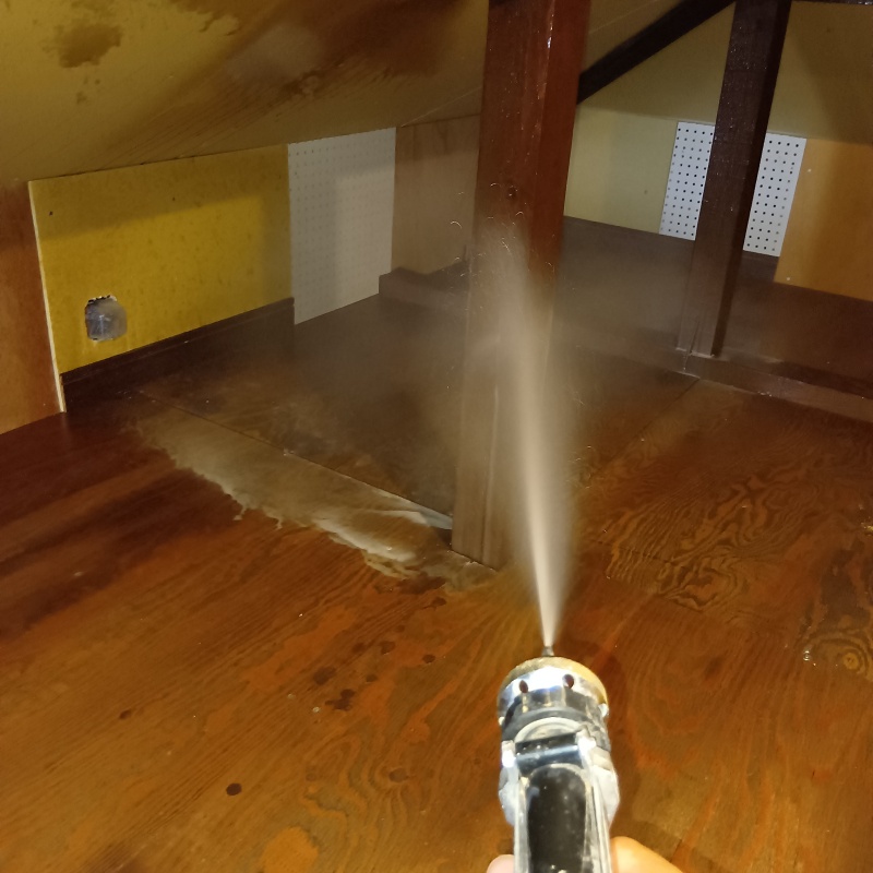 室内の木部にシロアリ駆除剤を散布