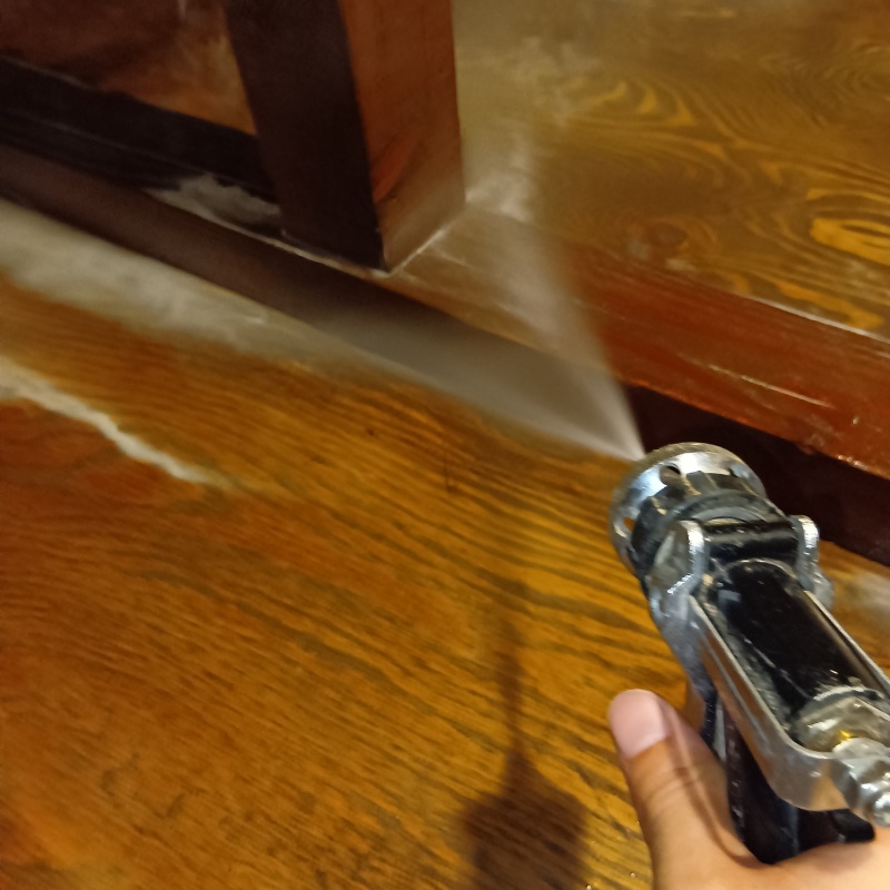 室内の木部にシロアリ駆除剤を散布