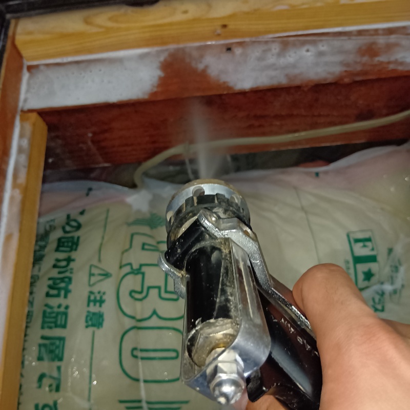 点検口から床下にシロアリ駆除剤を散布