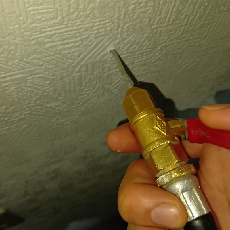 壁にシロアリ駆除剤を注入